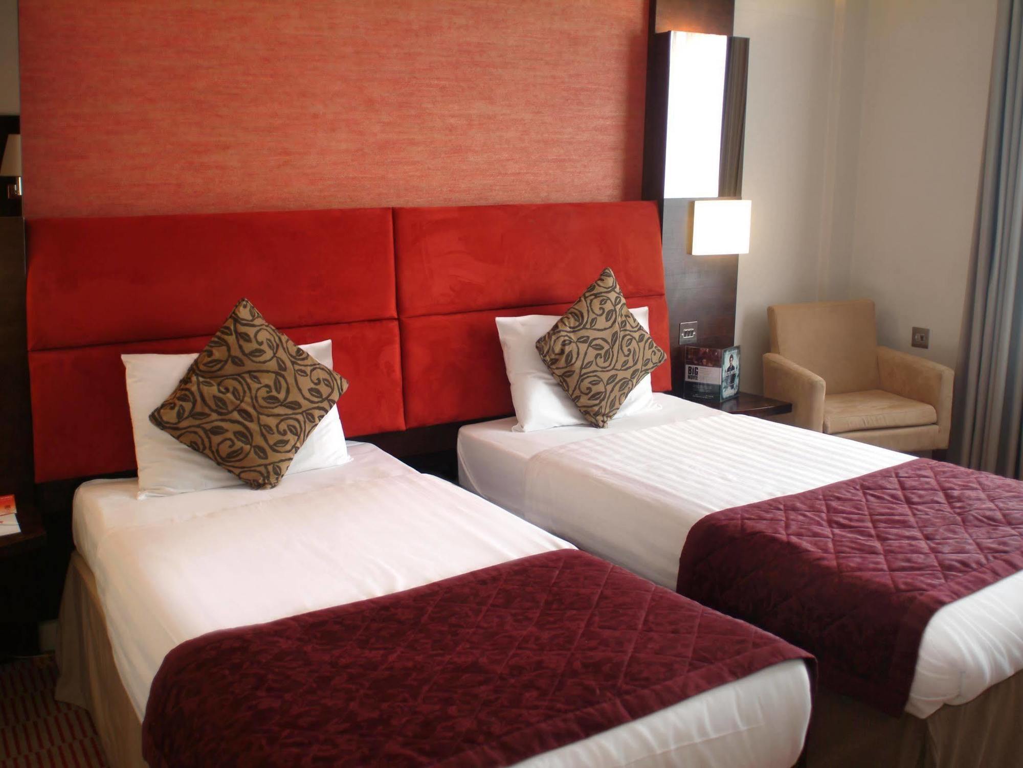 The Dragon Hotel Суонзи Екстериор снимка