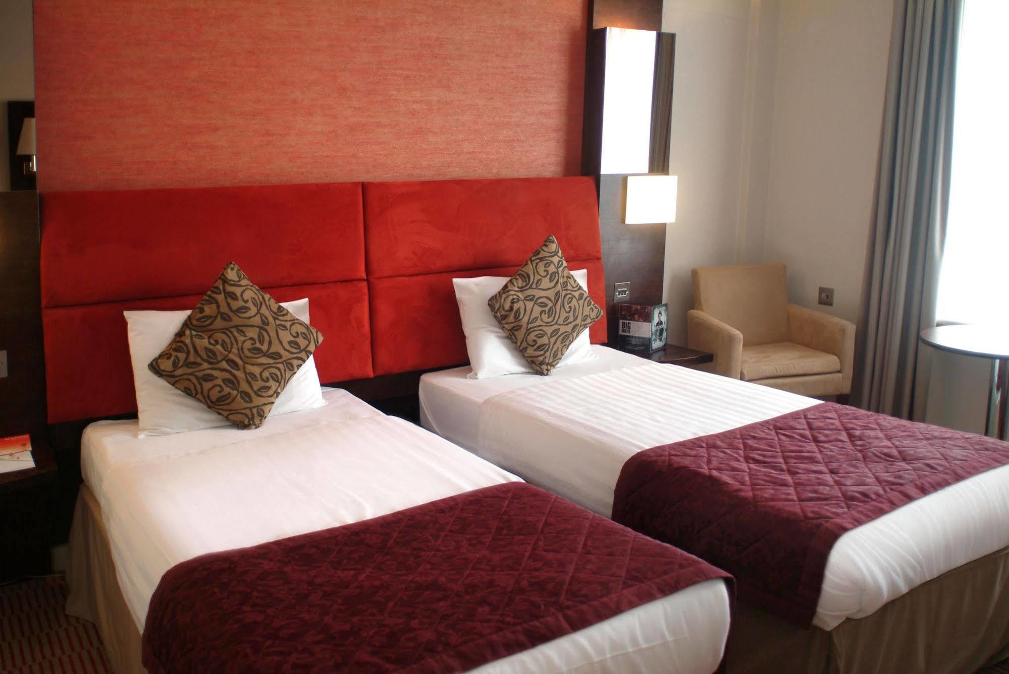 The Dragon Hotel Суонзи Екстериор снимка
